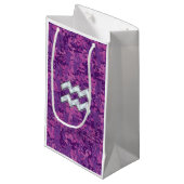 Aquarius Unterschreiben auf fuchsienrosa Camouflag Kleine Geschenktüte (Vorderseite Schrägansicht)