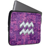 Aquarius Unterschreiben auf fuchsienrosa Camouflag Laptopschutzhülle (Vorne Rechts)