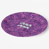 Aquarius Unterschreiben auf fuchsienrosa Camouflag Pappteller (Schrägansicht)