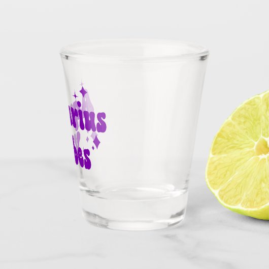 Aquarius Vibes Zodiac Astrologie Lila Sterne Schnapsglas (Rechts)