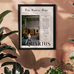 Aquarius | Zodiac Astrology Foto Newspapier Poster<br><div class="desc">Dieses Zodiac-Poster zum Geburtstag ist so gestaltet, dass es wie ein elegantes Zeitungscover aussieht, das Ihr eigenes Foto und Ihre eigenen Informationen enthält. Perfekt geeignet für Freunde und Familie, um ihnen einen wundervollen Ehrentag zu wünschen. Mit dem Namen der Empfänger, Geburtstag- und Tierkreiszeichen-Persönlichkeitsmerkmalen inklusive, macht dieses Poster den perfekten Sake....</div>