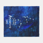 Aquarius Zodiac Blue Galaxy Monogram Fleecedecke (Vorderseite (Horizontal))