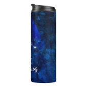 Aquarius Zodiac Blue Galaxy Monogram Thermosbecher (Nach rechts gedreht)