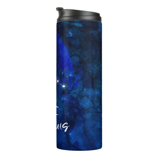 Aquarius Zodiac Blue Galaxy Monogram Thermosbecher (Nach rechts gedreht)