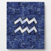 Aquarius Zodiac Symbol auf blauer Camouflage Dekor Fotoplatte (Vorderseite)