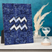 Aquarius Zodiac Symbol auf blauer Camouflage Dekor Fotoplatte (Seite)