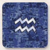 Aquarius Zodiac Symbol auf blauer Camouflage Dekor Getränkeuntersetzer (Vorderseite)