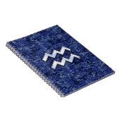 Aquarius Zodiac Symbol auf blauer Camouflage Dekor Notizblock (Rechte Seite)
