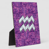 Aquarius Zodiac-Symbol auf der rosa digitalen Camo Fotoplatte (Seite)