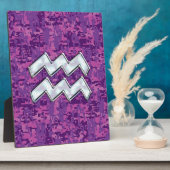 Aquarius Zodiac-Symbol auf der rosa digitalen Camo Fotoplatte (Seite)