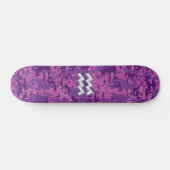 Aquarius Zodiac-Symbol auf der rosa digitalen Camo Skateboard (Horizontal)