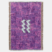 Aquarius Zodiac-Symbol auf fuchsiendigitaler Camou Decke (Vorderseite Vertikal)