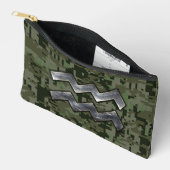 Aquarius Zodiac-Symbol auf grüner digitaler Camouf Zubehörtasche (Offen)