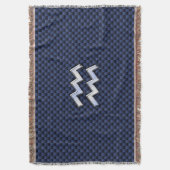 Aquarius Zodiac Symbol auf Navy Blue Carbon Fibre Decke (Vorderseite Vertikal)