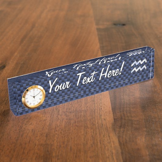 Aquarius Zodiac Symbol auf Navy Blue Carbon Fibre Namensplakette (Seite)