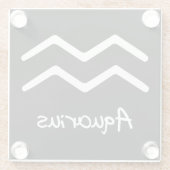 Aquarius Zodiac-Zeichen auf schwarzem Hintergrund Glasuntersetzer (Rückseite)