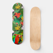Ara & mehrfarbige Blumen Skateboard (Vorderseite)