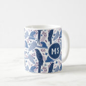 Ara Parrot Blaues tropisches Leaf Muster Monogramm Kaffeetasse (VorderseiteRechts)