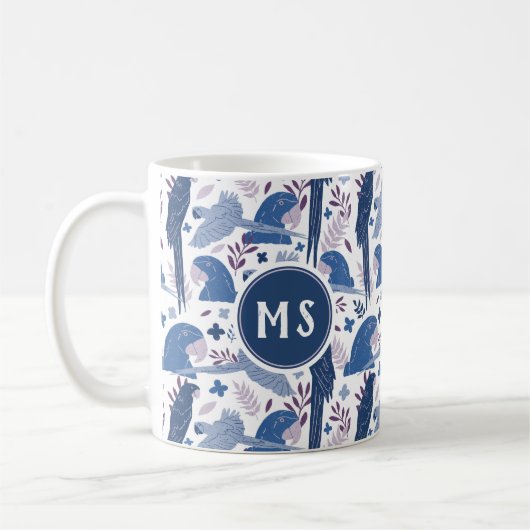 Ara Parrot Blaues tropisches Leaf Muster Monogramm Kaffeetasse (Links)