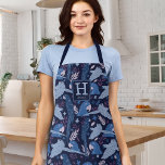 Ara Parrot Blaues tropisches Leaf Muster Monogramm Schürze<br><div class="desc">Ara Parrot Blauer tropischer Leaf Muster Monogramm Schürze. Blaue Papageien auf dunkelblauem Hintergrund mit tropischen Blätter. Fügen Sie Ihren Namen und Ihre Monogramm hinzu.</div>