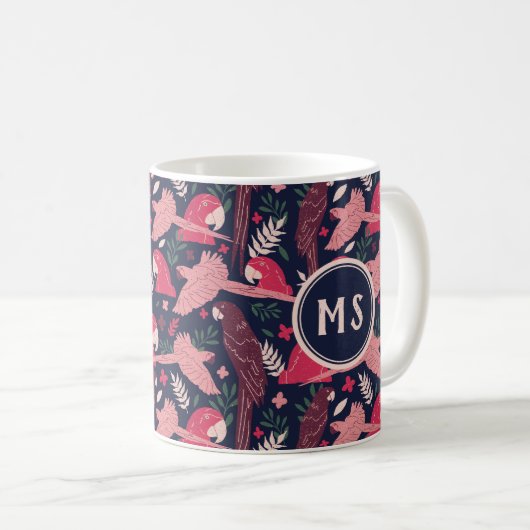 Ara Parrot Rosa tropisches Leaf Muster Monogramm Kaffeetasse (VorderseiteRechts)