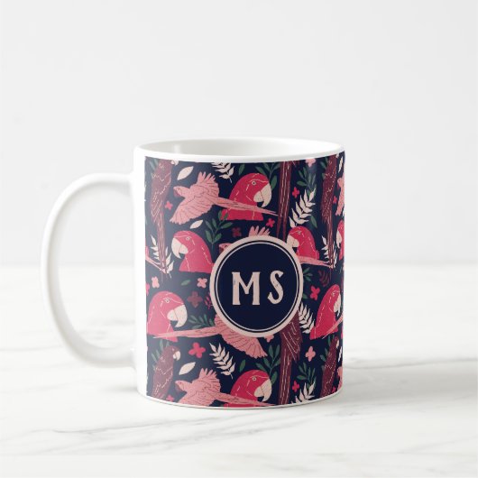 Ara Parrot Rosa tropisches Leaf Muster Monogramm Kaffeetasse (Links)