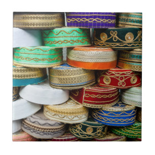 Arabische Kappen auf dem Markt Fliese