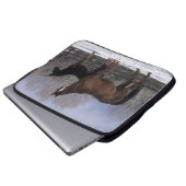 Arabische Stute u. Fohlen im Schnee Laptopschutzhülle (Vorne Knopf)