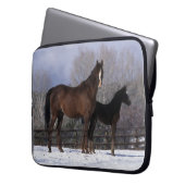 Arabische Stute u. Fohlen im Schnee Laptopschutzhülle (Vorderseite Links)