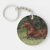 Arabischer Stallion, der in das Gras läuft Schlüsselanhänger (Vorderseite)