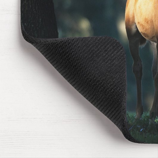 Arabisches Fohlen in den Bäumen Mousepad (Ecke)