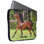 Arabisches Pferd, das 2 laufen lässt Laptopschutzhülle (Vorne Rechts)