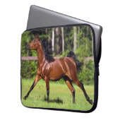 Arabisches Pferd, das 2 laufen lässt Laptopschutzhülle (Vorderseite Links)