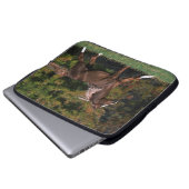 Arabisches Pferd, das in grasartiges Feld läuft Laptopschutzhülle (Vorne Knopf)