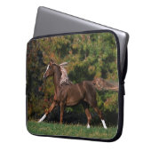 Arabisches Pferd, das in grasartiges Feld läuft Laptopschutzhülle (Vorderseite Links)