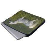 Arabisches Pferd stehend in den Blumen Laptopschutzhülle (Vorne Knopf)
