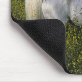 Arabisches Pferd stehend in den Blumen Mousepad (Ecke)