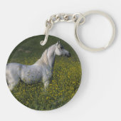 Arabisches Pferd stehend in den Blumen Schlüsselanhänger (Rückseite)