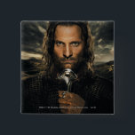 Aragorn Sword Down Button<br><div class="desc">Es gibt nur einen Herrn des Ring,  nur einen,  der es seinem Willen beugen kann. Und er hat keinen Power. . Aragorn: Wenn ich dich durch mein Leben oder Tod beschützen kann,  werde ich es tun. Du hast mein Schwert...  Fahren Sie hart,  schauen Sie nicht zurück.</div>
