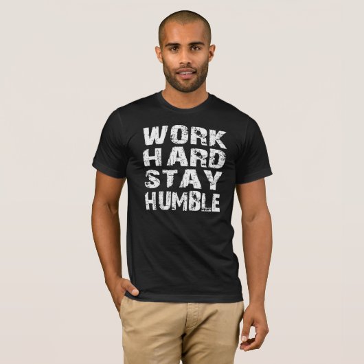 ARBEIT BLEIBE STARK BESCHEIDEN T-Shirt (Vorne ganz)