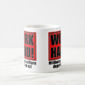 Arbeit hart für Wohlfahrt Funny Mug oder Travel Mu Kaffeetasse (Mittel)