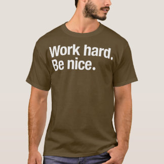 Arbeit hart sei nett Tasse T-Shirt