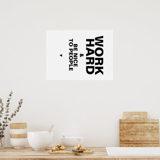 Arbeit hart & sei nett zu Menschen Poster: Weiß Poster (Küche)