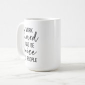 Arbeit hart und sei nett zu den Menschen Tasse (Vorderseite Links)