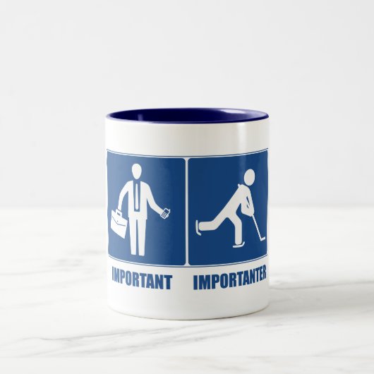 Arbeit ist wichtig, Hockey ist wichtig Zweifarbige Tasse (Mittel)