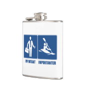 Arbeit ist wichtig, Kajak ist wichtig Flachmann (Links)