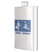 Arbeit ist wichtig, Kajak ist wichtig Flachmann (Links)