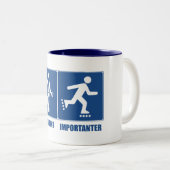 Arbeit ist wichtig, Rollladen ist wichtiger Zweifarbige Tasse (VorderseiteRechts)