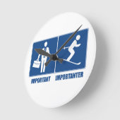 Arbeit ist wichtig, Skifahren ist wichtig Runde Wanduhr (Winkel)