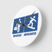 Arbeit ist wichtig, Snowboarden ist wichtig Runde Wanduhr (Winkel)